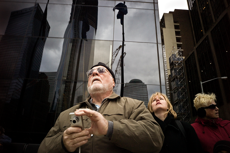 Illustration for article titled Photos of Tourists Staring at the WTC Are Weirdly Riveting